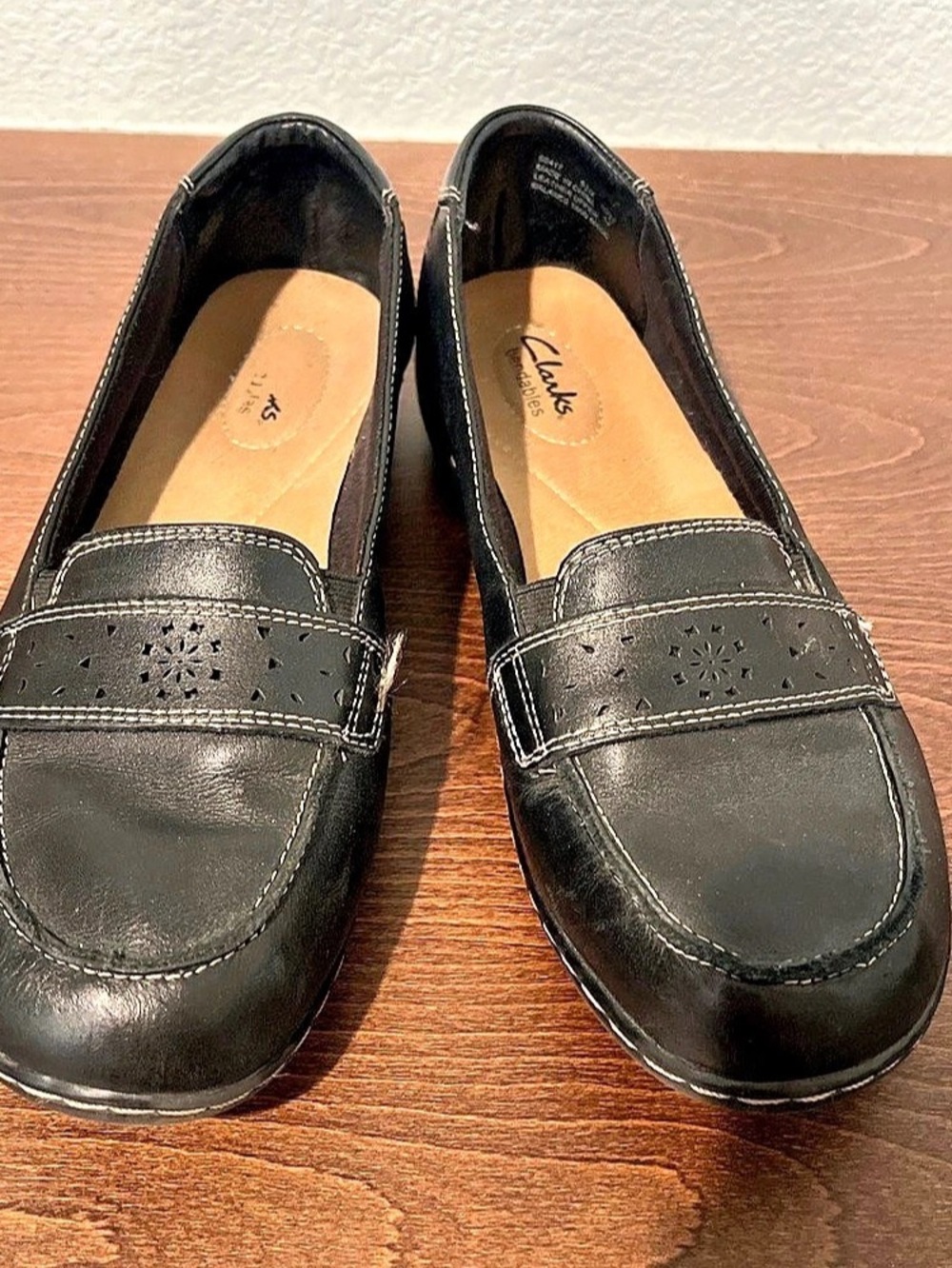 Clarks Bendables Black Leather Laser Cut Loafers US 9.5